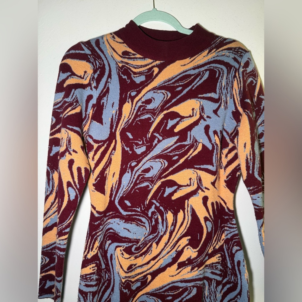 Elegant Swirl Patterned Dress - Picture 4 of 6